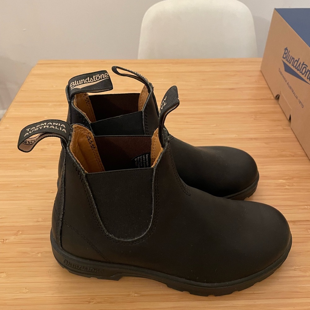 Blundstone 558 boot, black. Size 4 (US womens 7).